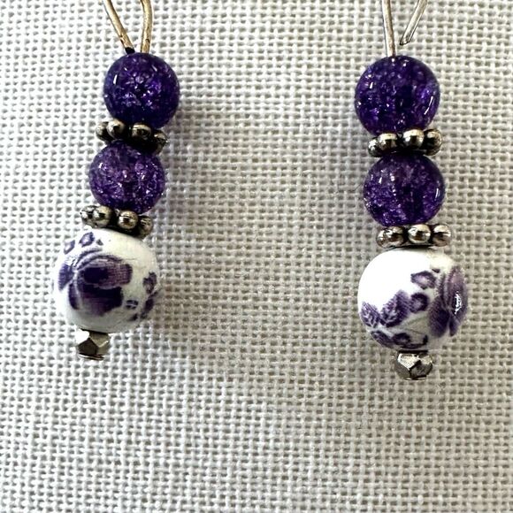 Purple and white handmade beaded earrings - Picture 3 of 7